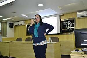 Dra. Lívia Maria Gonçalves Barbosa especialista em terapia nutricional