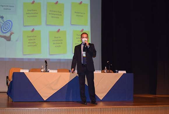 Dr. Marcelo Polacow, presidente do CRF-SP, apresenta sua palestra