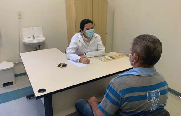 Dra. Maíra Rebouças Valença dos Santos, farmacêutica diretora técnica de saúde atende paciente na sede do CRATOD