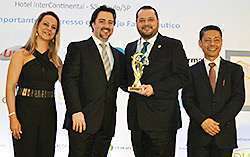 Dr. Pedro Menegasso foi um dos premiados com o troféu Destaques do Varejo Farmacêutico