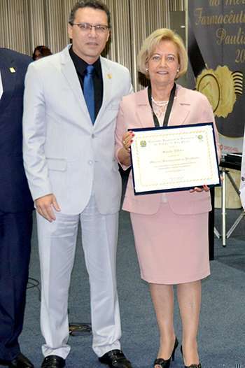 Dr. Marcos Machado e Dra. Suely Vilela, durante cerimônia que a homenageou com a Comenda do Mérito do Farmacêutico Paulista