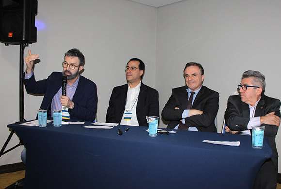 Dr. Paulo Boff, Dr. Gustavo Lima, Dr. Ronald Dausha e Dr. Jair Calixto no painel Indústria 4.0