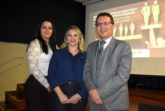 Dra. Danyelle Marini (diretora-tesoureira); Dra. Luciana Canetto (secretária-geral) e Dr. Marcos Machado (presidente do CRF-SP)