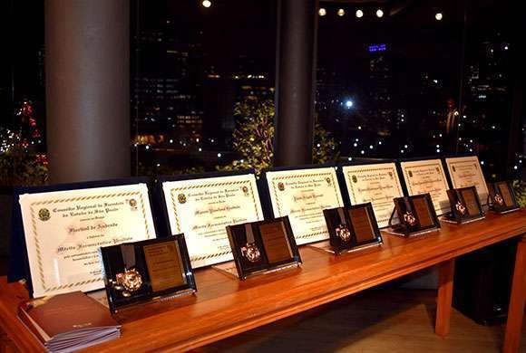 Certificados e medalhas entregues a cada um dos homenageados com a Comenda do Mérito Farmacêutico 2019