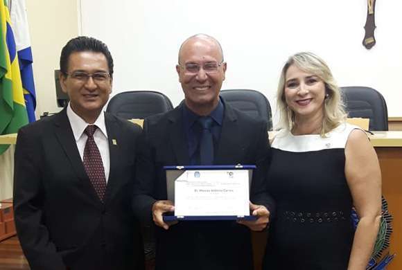 Dr. Marcos Antônio Corrêa recebendo sua homenagem