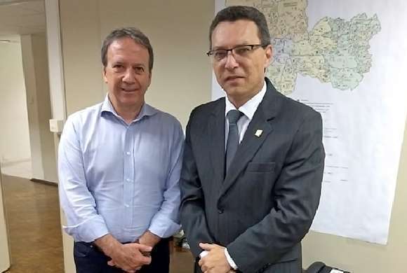 Dr. Marcos Machado, presidente do CRF-SP e Edson Aparecido dos Santos, secretario municipal de Saúde