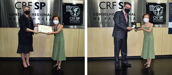 Dra. Luciana Canetto e Dr. Marcos Machado entregam o certificado e a comenda a Dra. Helena Nishimiya Takeyama