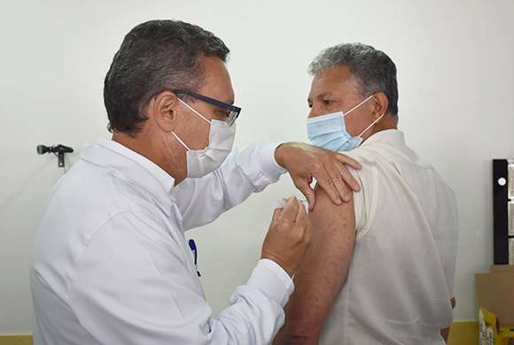 Dr. Marcos Machado, presidente do CRF-SP, aplica vacina em farmacêutico