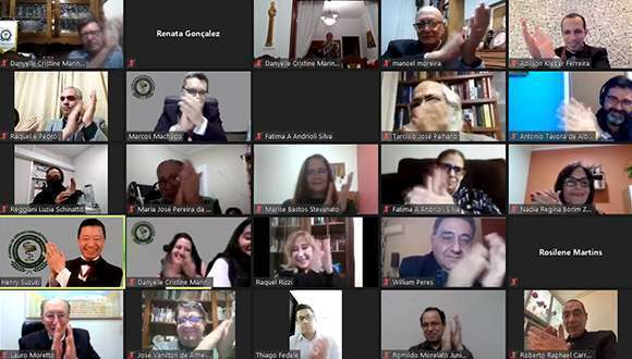 Visão parcial dos convidados que prestigiaram a solenidade de posse dos novos membros da Academia de Ciências Farmacêuticas do Brasil, transmitida ao vivo pela internet por meio de uma plataforma de videoconferência remota