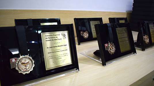 Os homenageados foram agraciados com uma medalha e um certificado 