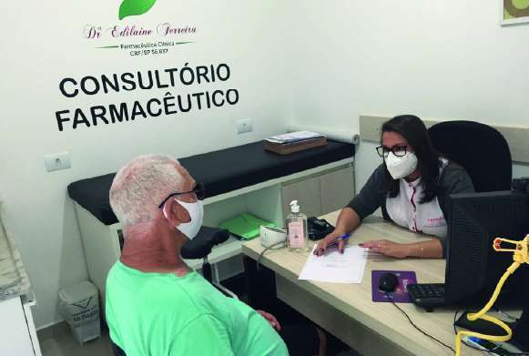 Solicitação de exames, administração de medicamentos injetáveis, monitoramento de pressão arterial e glicemia estão entre os serviços prestados na farmácia 