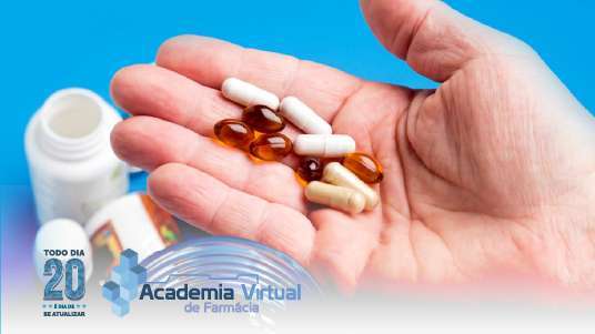 Uma mão aberta com diversos comprimidos e um pote branco de remédio. O fundo é azul claro