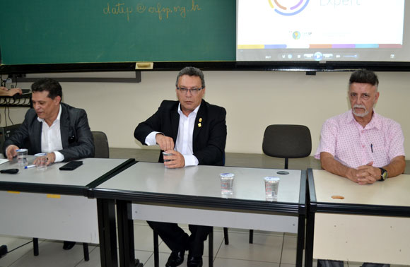 Dr. Sandro Januário, Dr. Marcos Machado e Dr. Paulo Brandão debatem após apresentarem suas palestras