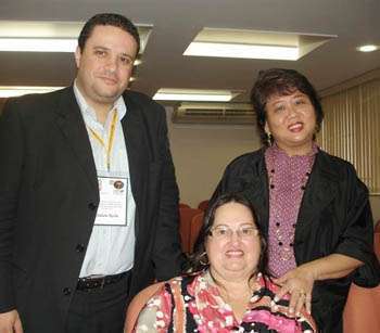O presidente do CRF-RS, dr. Juliano da Rocha; a secretária-geral do CRF-SP, dra. Margarete Kishi; e a conselheira federal pelo ES, dra. Magali Bermond