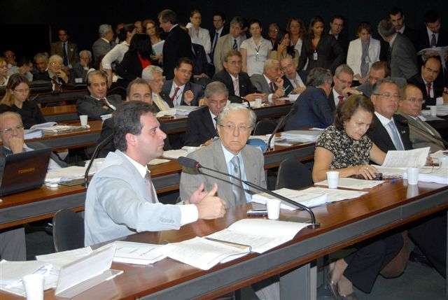 Deputado Marcelo Serafim, que também é farmacêutico, defende o âmbito na Câmara