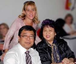 A presidente do CRF-SP, dra. Raquel Rizzi; o conselheiro pelo Estado do Mato Grosso do Sul dr. Osnei Okumoto; e a secretária-geral do CRF-SP, dra. Margarete Akemi Kishi (Créd.: Divulgação/CFF)