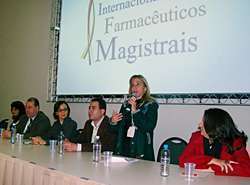 Dra. Raquel Rizzi participa de mesa no Encontro Internacional de Farmacêuticos Magistrais