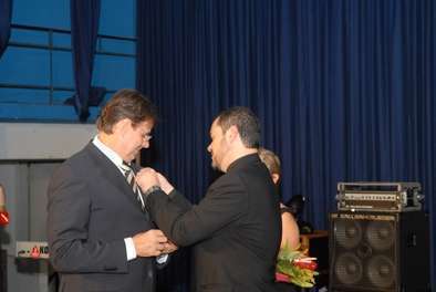 Dr. Rogério Frota recebeu do dr. Pedro Menegasso homenagem aos conselheiros do CRF-SP