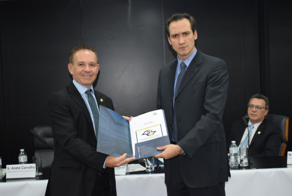 Dr. Marcelo Polacow entrega o relatório da Frente Parlamentar ao assessor André Carvalho